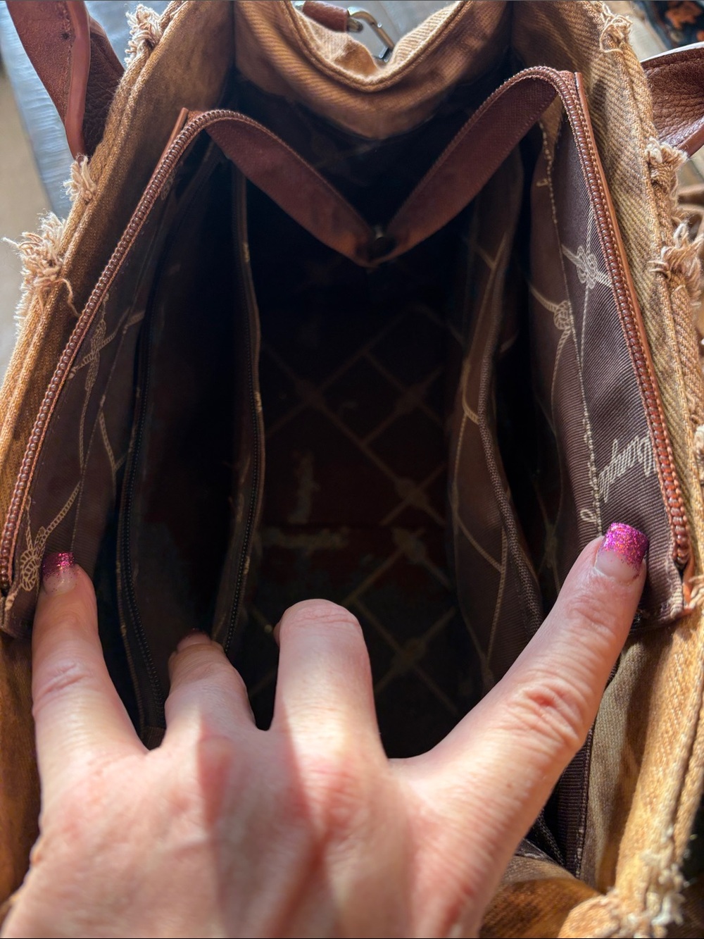 Wrangler Brown Distressed Crossbody Tote with Logo Strap - Picture 2 of 2